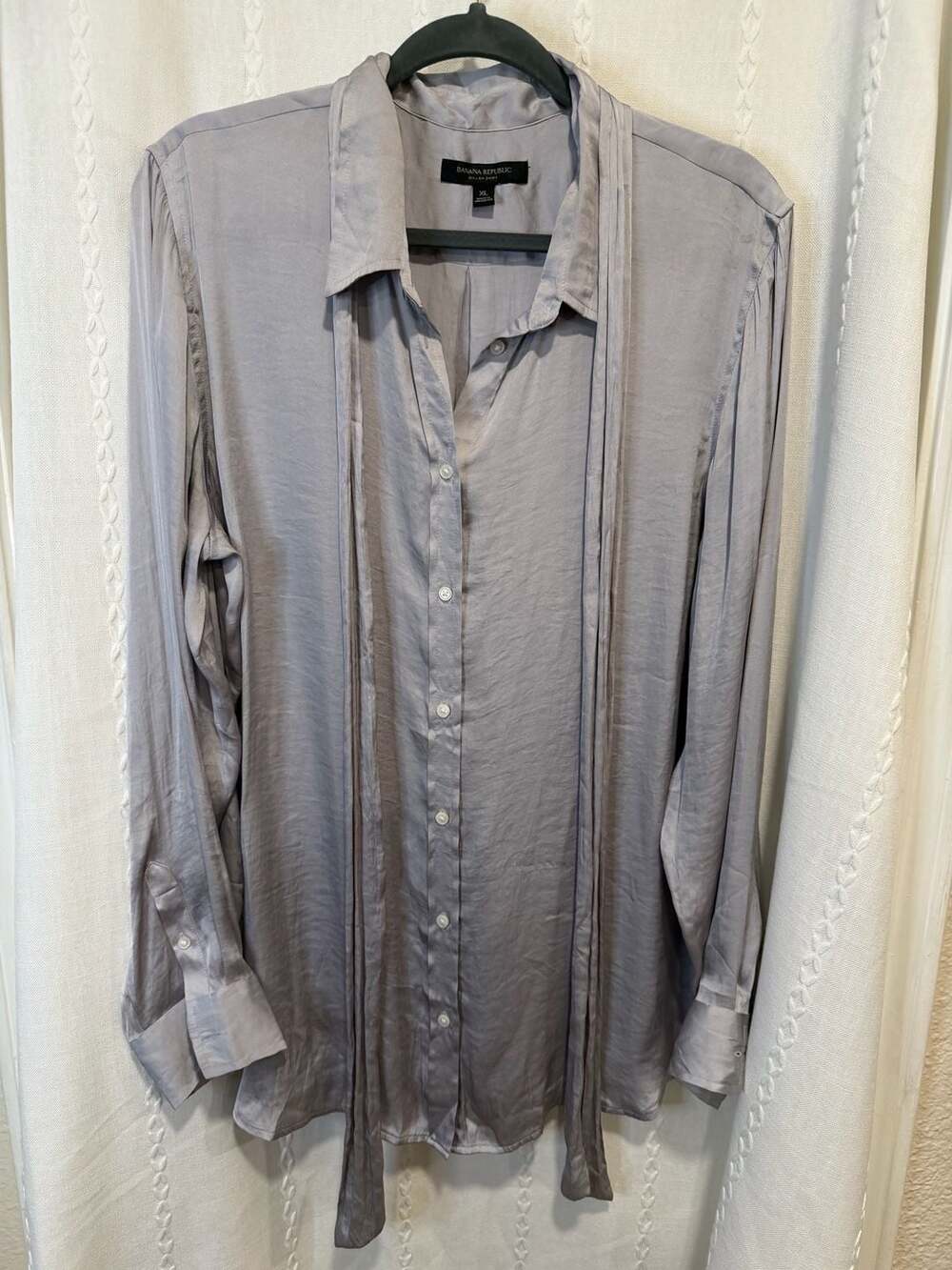 Banana Republic Shirt Women’s XL Silver Gray Satin Tie Neck Button Down Blouse